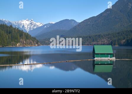 Capilano Lake Reservoir North Vancouver. Der Blick auf die Lions-Berge über den Capilano-See-Stausee im Capilano River Regional Park, North Vancouver Stockfoto