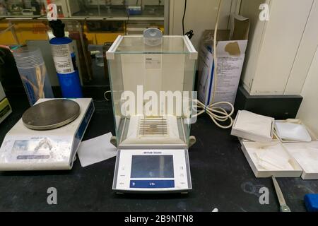 Cambridge MA USA - ca. März 2020 - Analytisches Gleichgewicht in einem Labor Stockfoto