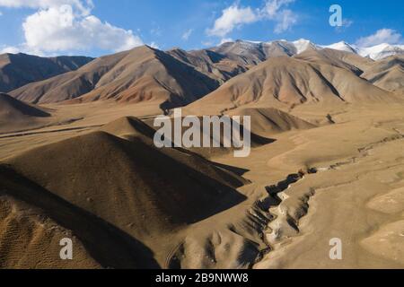 Luftlandschaften im Arpa-Tal und der Fergana Range, auch bekannt als Ferganskij Khrebet oder Ferganskij Hrebet auf Russisch, was "Ferghana-Berg" i bedeutet Stockfoto