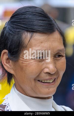 Chongqing, China - 9. Mai 2010: Im Zoo oder im Tierpark. Nahaufnahme des Gesichts einer lächelnden Frau mit schwarzem Haar und weißem Hemd. Stockfoto