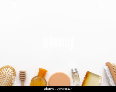 Set mit Badezubehör, Pinselstein, handgefertigter Stabseife, Gel, Shampoo, Schwamm isoliert auf weißem Hintergrund auf Kopierraum. Draufsicht, flacher Lay. Persönlich Stockfoto