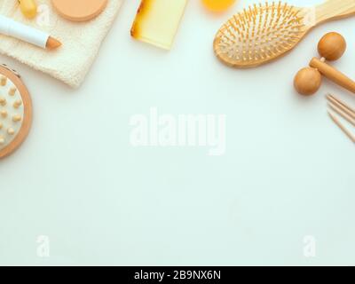 Badzubehör auf weißem grünem Hintergrund, Draufsicht, flaches Layout mit Kopierbereich. Tägliches Körperpflegekonzept, organische Badeprodukte. Stockfoto