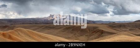 Der erste Winterschnee entlang der malerischen Landschaft des Arpa-Tals entlang des Arpa- und Jamanti-Flusses in den Tian Shan Bergen in Kirgisistan Stockfoto