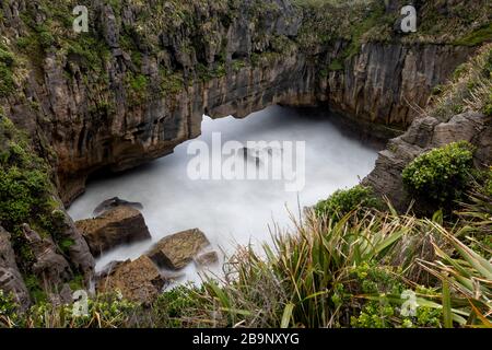 Blowhole View von der Walktrack in Pancake Rocks, Neuseeland. Punakaiki ist eine kleine Gemeinde an der Westküste der Südinsel Neuseelands Stockfoto