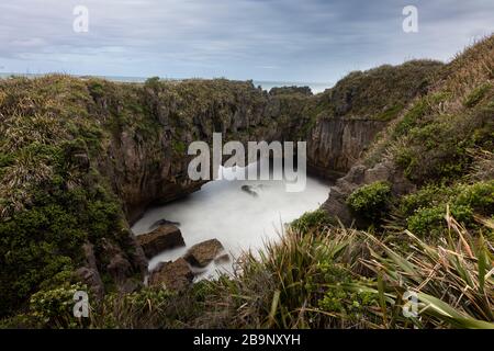 Blowhole View von der Walktrack in Pancake Rocks, Neuseeland. Punakaiki ist eine kleine Gemeinde an der Westküste der Südinsel Neuseelands Stockfoto