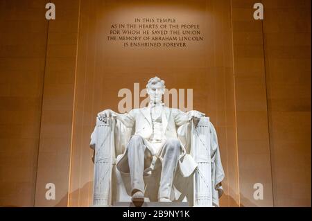 Denkmäler von Washington DC, Statue von Präsident Abraham Lincoln von Daniel Chester French am Lincoln Memorial in Washington DC, District of Columbia, USA Stockfoto