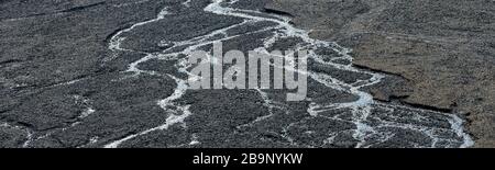 Luftbild, das das Flussbett des Flusses Arpa und Jamanti entlang der Talstraße Arpa in den Bergen des Tian Shan in Kirgisistan zeigt Stockfoto