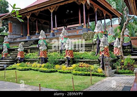 Traditioneller hinduistisch-balinesischer Tempel mit steinernen Statuen von Götter und Dämonen Stockfoto