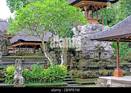 Das zentrale Tor des Gunung Lebah Temple ist eines der zentralen Wahrzeichen von Ubud. Der Name des Tempels bedeutet im Bogen lose 'Tempel des Bergtals' Stockfoto