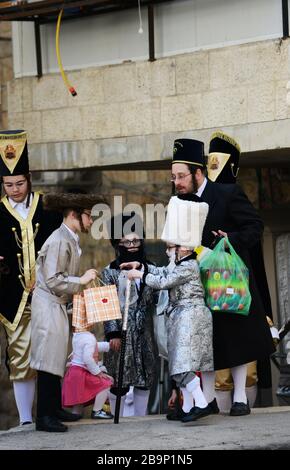 Purim-Feiern im Viertel Mea Shearim in Jerusalem. Stockfoto