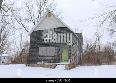 Verlassene Wohnung in Flint, Michigan mit Aluminiumabdusung, teilweise von Dieben zermahlen Stockfoto