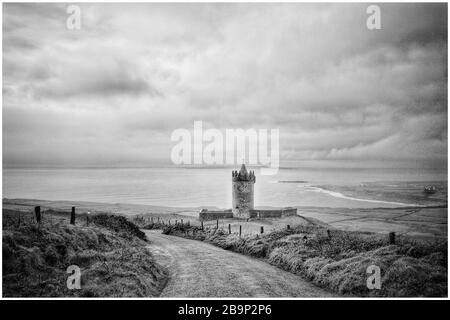 Aufnahme von Doonagore Castle in der Nähe von Doolin in Co Clare, Irland Stockfoto