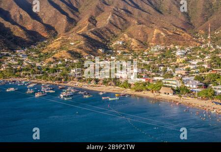 Taganga-Santa-Marta-Kolumbien, 01. März 2020: Die karibische Küste von Taganga, Kolumbien Stockfoto