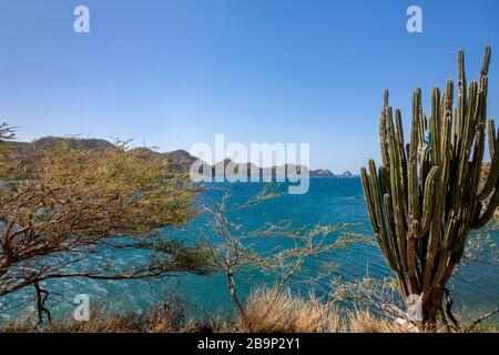 Taganga-Santa-Marta-Kolumbien, 01. März 2020: Die karibische Küste von Taganga, Kolumbien Stockfoto