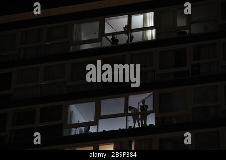 Brüssel, Belgien. März 2020. Die Menschen ernten auf ihrem Balkon Beifall, um den Menschen Respekt zu zeigen, die an der Front gegen die COVID-19-Pandemie in Brüssel, Belgien, am 24. März 2020 arbeiten. Kredit: Zheng Huansong/Xinhua/Alamy Live News Stockfoto