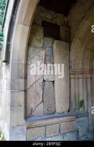 Steinsargdeckel, St. Helens Church, Darley Dale, Eingang zur Derbyshire England UK Church Stockfoto