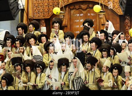 Hassidisch-jüdische Männer feiern Purim-Festival in ihrem Yeshiva (bibelschule) in Mea-Shearim-Viertel in Jerusalem. Stockfoto