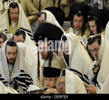 Hassidisch-jüdische Männer feiern Purim-Festival in ihrem Yeshiva (bibelschule) in Mea-Shearim-Viertel in Jerusalem. Stockfoto