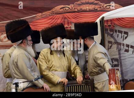 Purim-Festfeiern in einem ultraorthodoxen Yeshiva in Mea Shearim Viertel in Jerusalem. Stockfoto