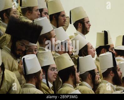 Hassidisch-jüdische Männer feiern Purim-Festival in ihrem Yeshiva (bibelschule) in Mea-Shearim-Viertel in Jerusalem. Stockfoto