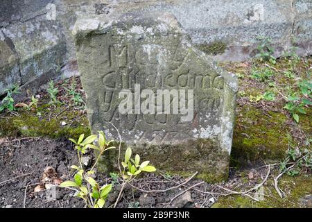 Grabsteindenkmal in der St. Helens Kirche Darley Dale, Derbyshire England Stockfoto