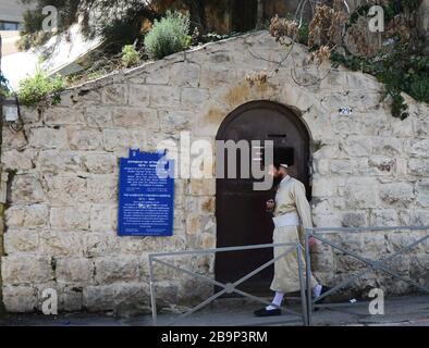 Ein hasidischer jüdischer Mann, der durch das Kinderkrankenhaus des historischen Marienstifts in der Straße Ha-Neviim in Jerusalem spält. Stockfoto