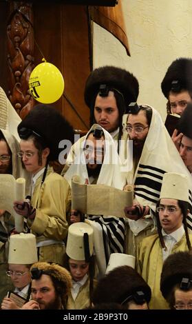 Hassidisch-jüdische Männer feiern Purim-Festival in ihrem Yeshiva (bibelschule) in Mea-Shearim-Viertel in Jerusalem. Stockfoto