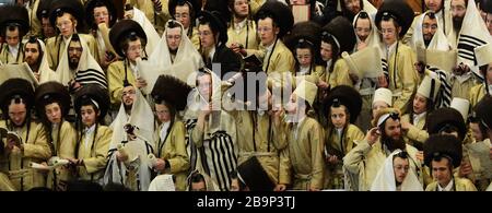 Hassidisch-jüdische Männer feiern Purim-Festival in ihrem Yeshiva (bibelschule) in Mea-Shearim-Viertel in Jerusalem. Stockfoto