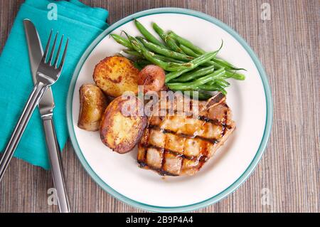 Ein Schweinekotelett mit Pfirsichsauce Stockfoto