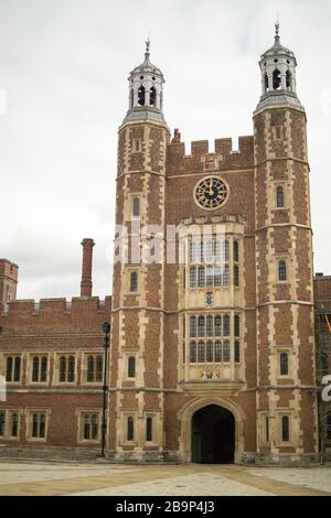 Lupton's Tower, erbaut 1520 in der Mitte von Lupton's Range, die eine Seite von School Yard, Eton College, Windsor, Berkshire bildet Stockfoto