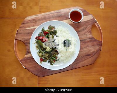 Weißer Reis mit rühren Fry Gemüse - Zucchini, Red Capsicum, Green Capsicum, Broccoli, Zwiebel, Bohnen - EIN leckeres, leckeres asiatisches vegetarisches Essen Stockfoto