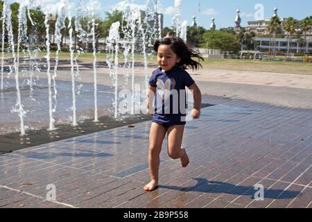 Das Wasserspiel genießen Familien im Curtis Hixon Waterfront Park in Tampa, Florida, USA. Stockfoto