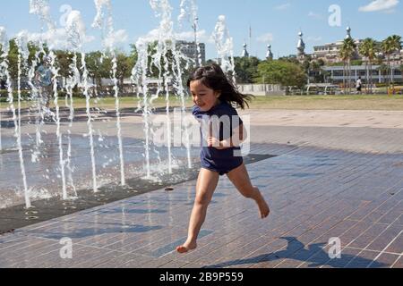 Das Wasserspiel genießen Familien im Curtis Hixon Waterfront Park in Tampa, Florida, USA. Stockfoto