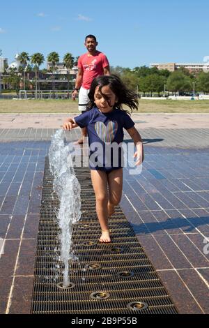 Das Wasserspiel genießen Familien im Curtis Hixon Waterfront Park in Tampa, Florida, USA. Stockfoto