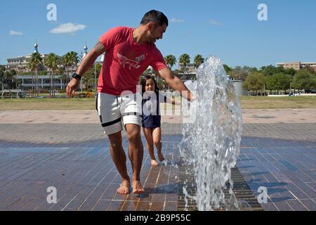 Das Wasserspiel genießen Familien im Curtis Hixon Waterfront Park in Tampa, Florida, USA. Stockfoto