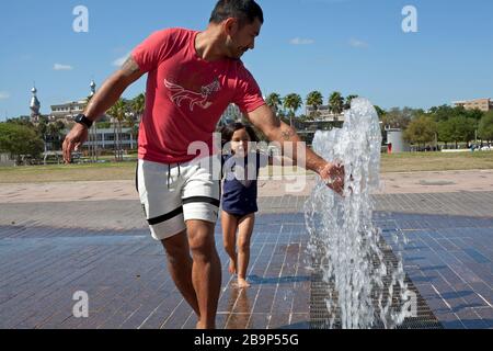 Das Wasserspiel genießen Familien im Curtis Hixon Waterfront Park in Tampa, Florida, USA. Stockfoto