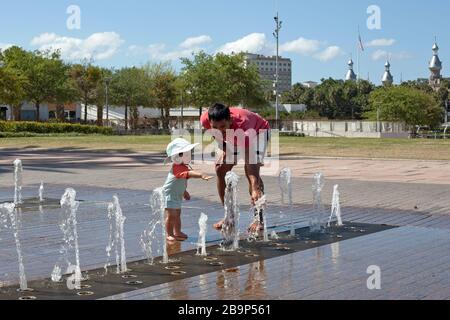 Das Wasserspiel genießen Familien im Curtis Hixon Waterfront Park in Tampa, Florida, USA. Stockfoto