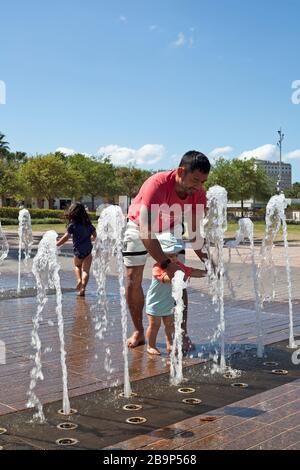 Das Wasserspiel genießen Familien im Curtis Hixon Waterfront Park in Tampa, Florida, USA. Stockfoto