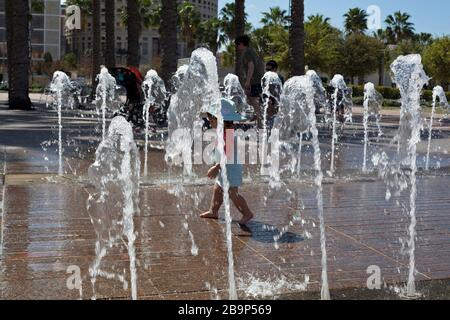 Das Wasserspiel genießen Familien im Curtis Hixon Waterfront Park in Tampa, Florida, USA. Stockfoto