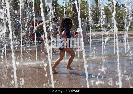 Das Wasserspiel genießen Familien im Curtis Hixon Waterfront Park in Tampa, Florida, USA. Stockfoto