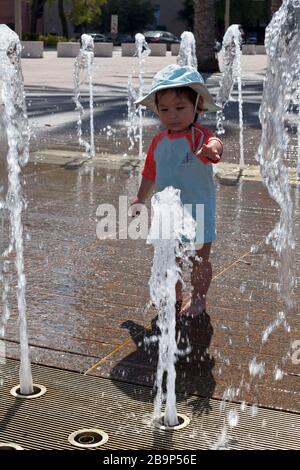 Das Wasserspiel genießen Familien im Curtis Hixon Waterfront Park in Tampa, Florida, USA. Stockfoto