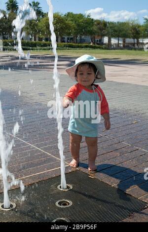 Das Wasserspiel genießen Familien im Curtis Hixon Waterfront Park in Tampa, Florida, USA. Stockfoto