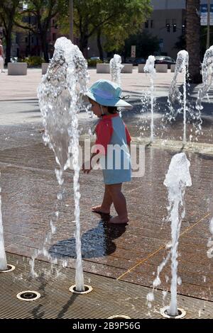 Das Wasserspiel genießen Familien im Curtis Hixon Waterfront Park in Tampa, Florida, USA. Stockfoto