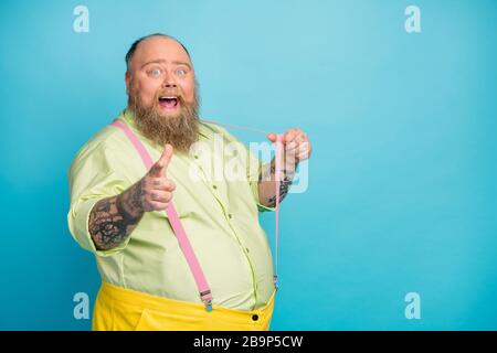 Porträt seines hübschen fröhlichen fröhlichen Inhalts bärtiger reifer Kerl, der auf Sie zeigt, einladendes Treffen isoliert über strahlendem lebhaftem Glanz Stockfoto