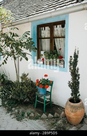 Speziell dekoriertes Haus mit Blumen Stockfoto