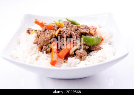 Ein Orangenbeef braten über weißem Reis Stockfoto