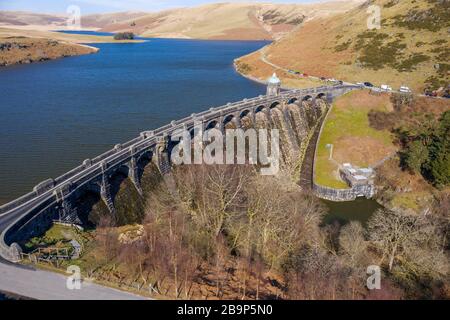 Luftbild des Craig goch elan Tals an einem sonnigen Tag im märz 2020 Winter Stockfoto