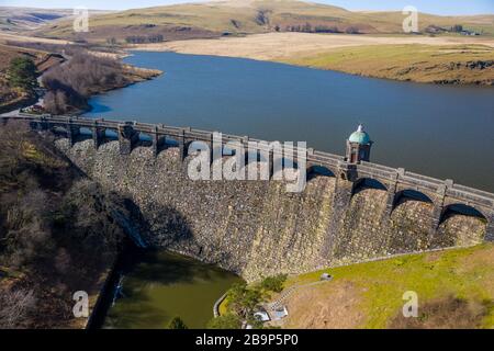 Luftbild des Craig goch elan Tals an einem sonnigen Tag im märz 2020 Winter Stockfoto