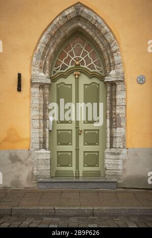 Tallinn, Estland 7. Dezember 2019 einzigartige Tür in der Altstadt der Stadt Stockfoto