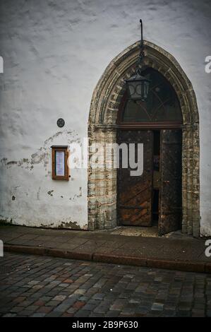 Tallinn, Estland 7. Dezember 2019 einzigartige Tür in der Altstadt der Stadt Stockfoto